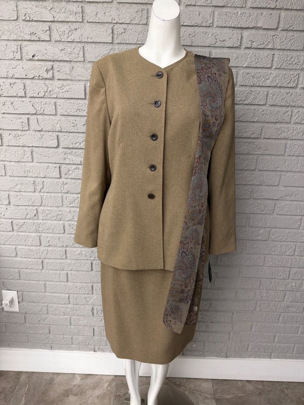 Vintage Le Suit Women's 2 Piece Collarless  Skirt Suit Paisley  Scarf  Size 12